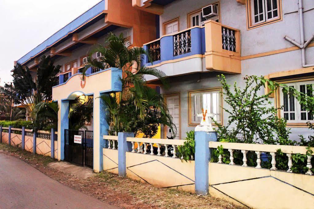 Libton Manor Hotel Candolim Bagian luar foto